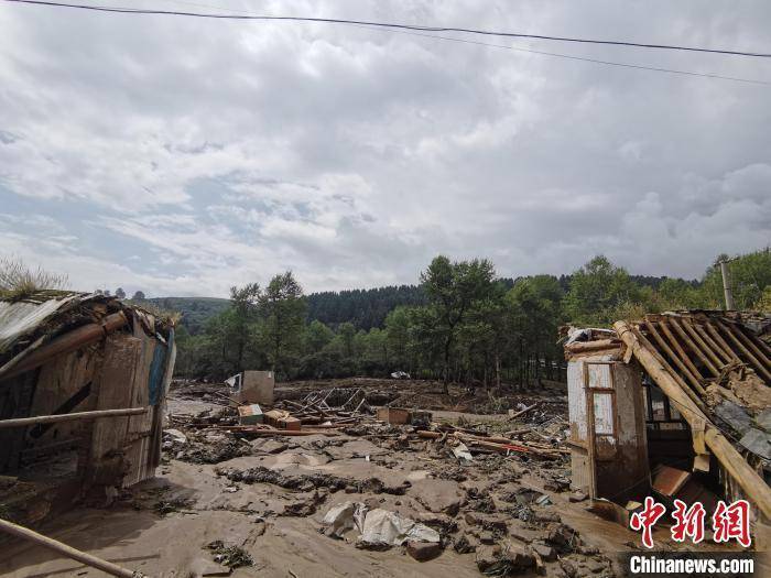 甘肃山洪亲历者:房子冲走了几百米据报道，甘肃山洪泥石流灾害中，有亲历者描述了房屋被冲走的情景。在极端天气和自然灾害面前，人类的力量显得渺小，这些事件再次提醒我们要更加重视自然的力量，增强防灾减灾意识。