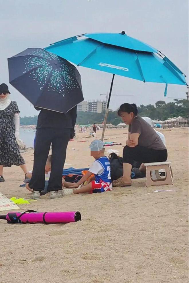 游客自带帐篷到沙滩被收费 当地通报据报道，有游客自带帐篷到沙滩露营并遭遇了收费情况。针对此事，相关部门已经进行了通报。