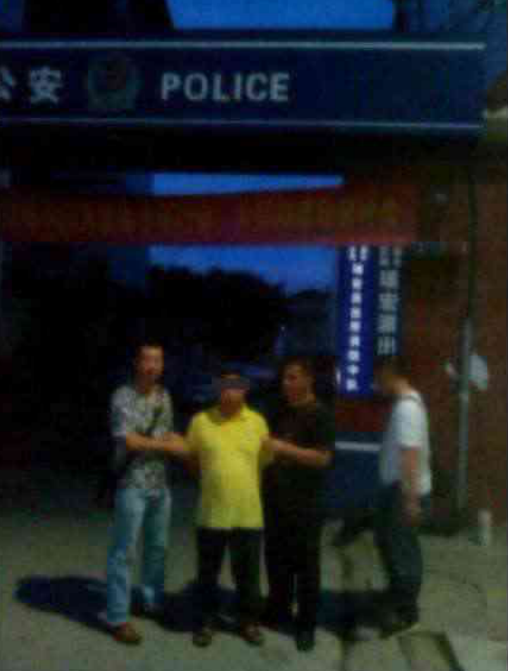 中国夫妇在澳遭殴打 2少女嫌犯被抓中国夫妇在澳大利亚遭遇暴力事件，两名少女嫌犯被抓获